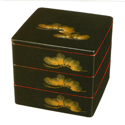 画像1: 【送料無料】【名入れ無料の漆器の通販】7寸 二段重箱 黒塗り内朱 若松
