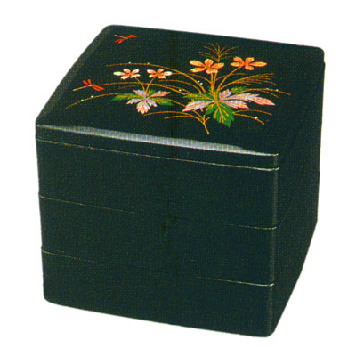 画像1: 【名入れ無料の漆器の通販】4.5寸 三段重箱 黒塗り内朱 二輪草